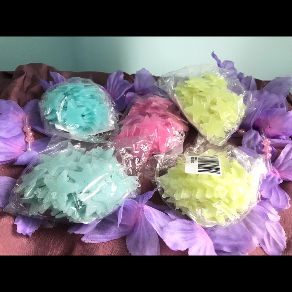 ✨ 100 glow in the dark stars ✨ - Picture 1 of 8